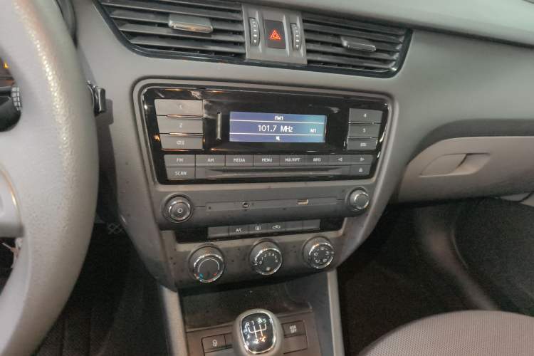 Used Skoda Octavia 2015 1.6L Manual Eado Edition Audio And AC Panel