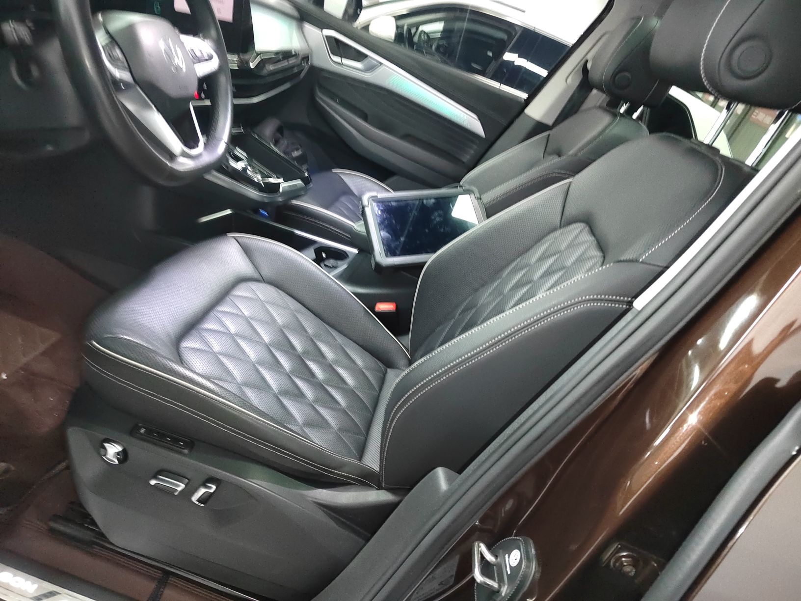 المقاعد الأمامية داخل السيارة