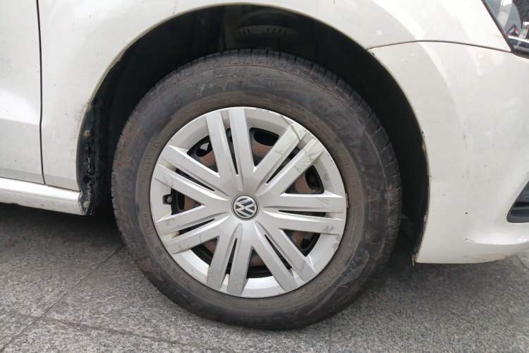 Used Volkswagen Polo 2016 1.4L Manual Fashion Model Right Front Wheel Hub