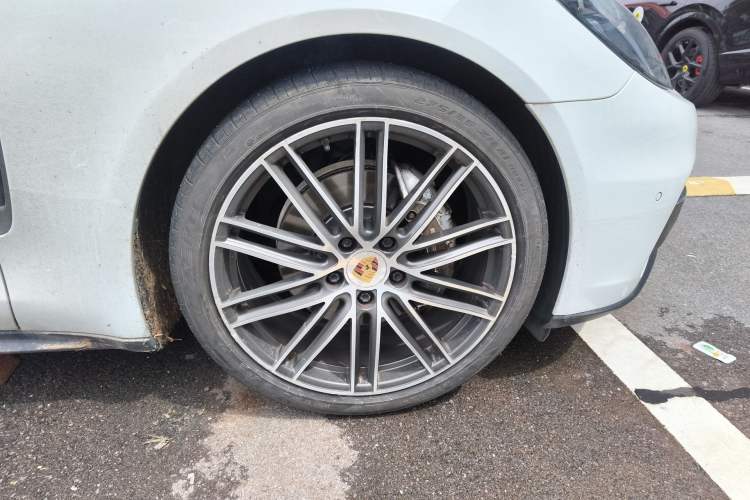 Used Porsche Panamera 2017 Panamera 3.0T Right Front Wheel Hub