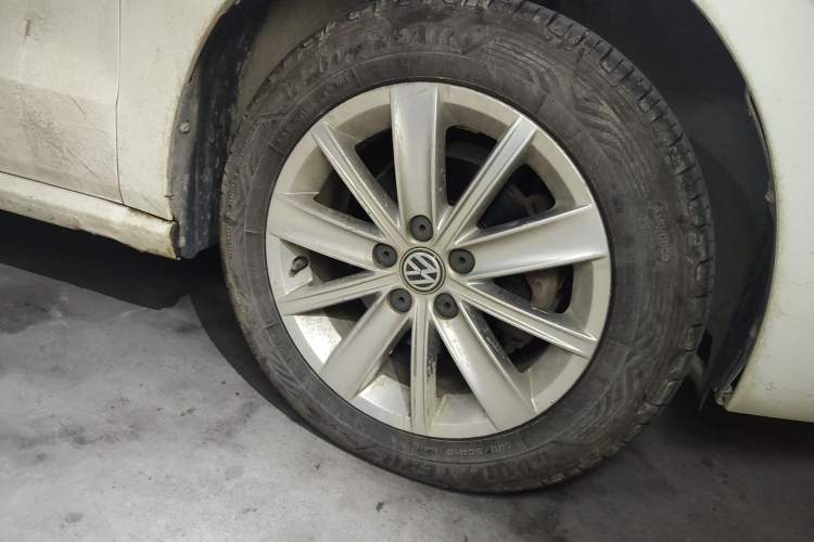 Used Volkswagen Polo 2014 1.6L Automatic Comfort Edition Right Front Wheel Hub