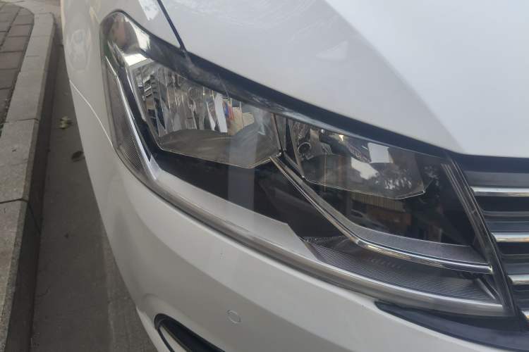 Used Volkswagen Gran Lavida 2015 1.6L Automatic Comfort Edition Right Front Headlight