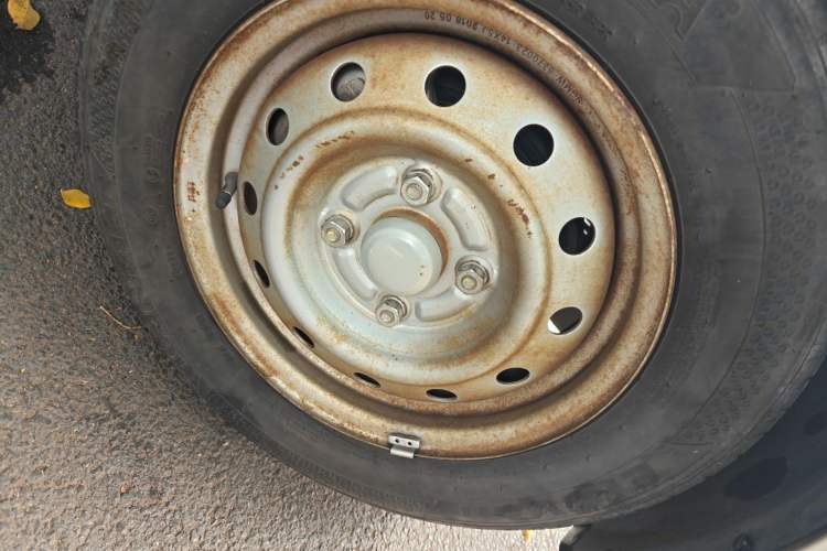 Used Wuling Rongguang V 2018 1.5L Practical Version Right Front Wheel Hub