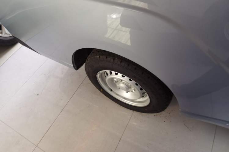 Used Wuling Yangguang 2024 300KM Comfort Version Passenger Van 75kW