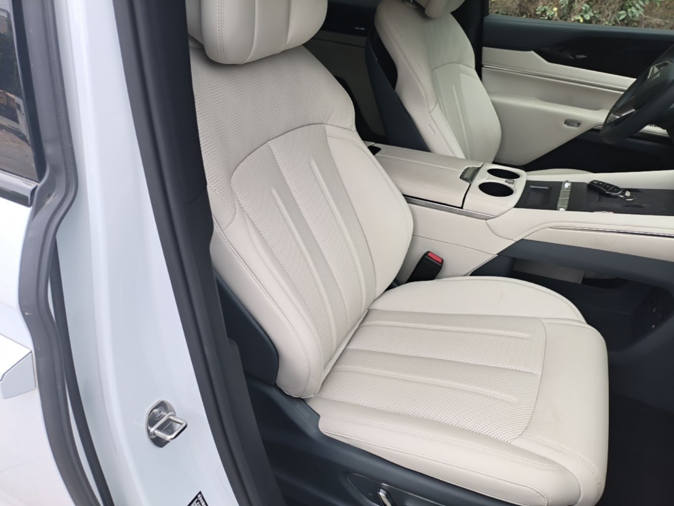 BYD Xia 2026 DM-i 1.5T 218KM Excellence Edition — снимка 19