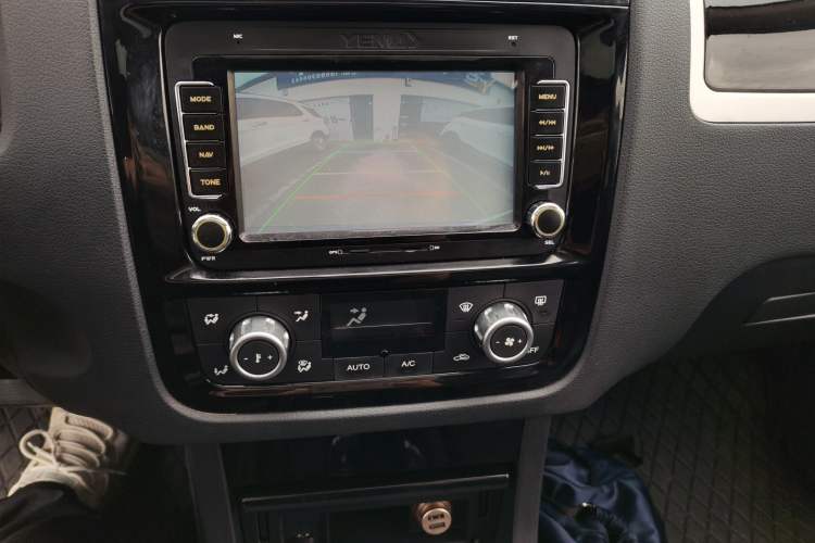 Used Yema T70 2016 1.8T CVT Elegant Model Audio And AC Panel