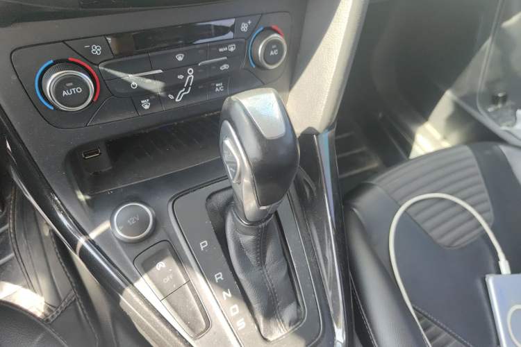 Used Ford Focus 2015 Hatchback EcoBoost 125 Automatic Supreme Style Edition Gear Lever