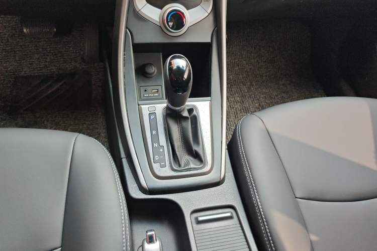 Used Hyundai Elantra (5th Generation / Langdong) 2016 1.6L Automatic Smart Version Gear Lever