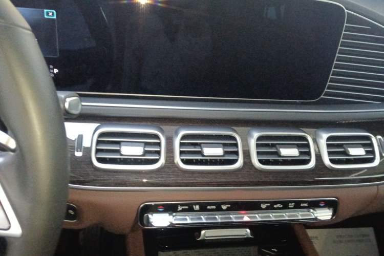 Used Mercedes-Benz GLE 2024 GLE 350 4MATIC Stylish Model Audio And AC Panel