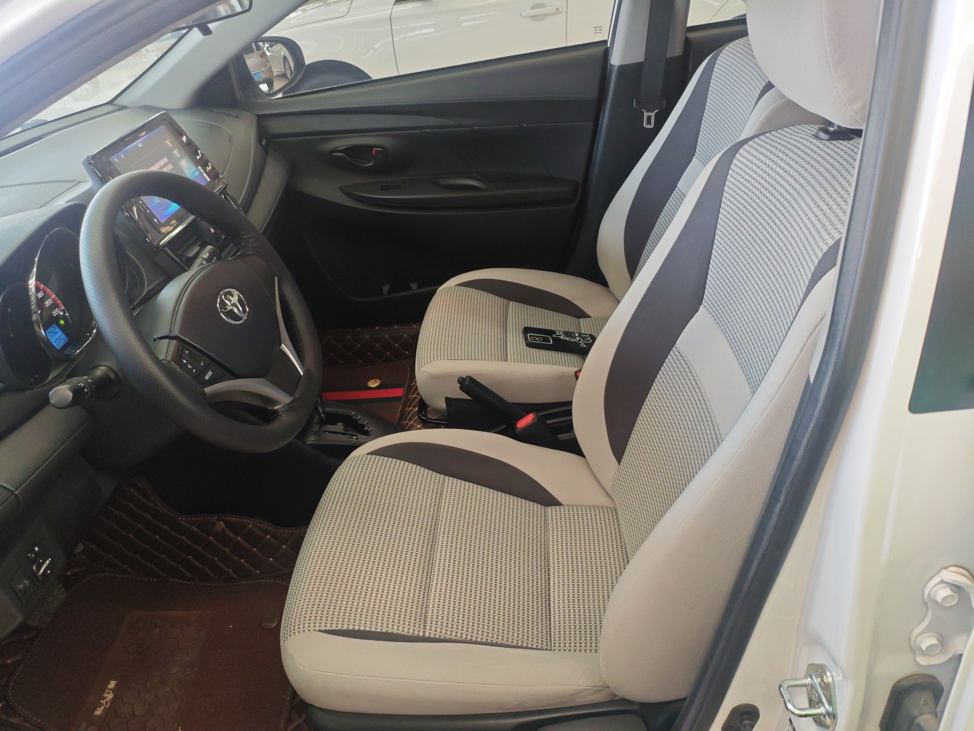 المقاعد الأمامية داخل السيارة