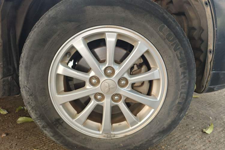 Used Mitsubishi ASX 2013 2.0L CVT Two-Wheel Drive Elite Edition Right Front Wheel Hub