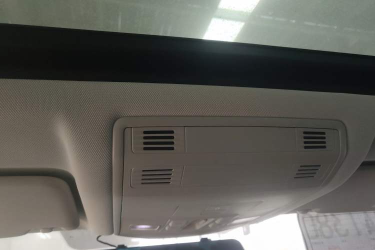 Used Volkswagen T-ROC 2021 280TSI DSG Two-Wheel Drive Comfort Connect Edition Headliner