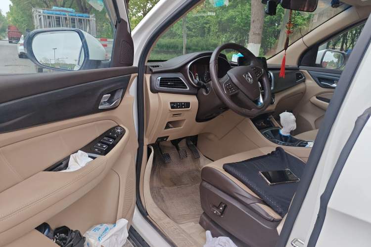 Used Baojun 730 2017 1.5T Manual Prestige Version 7 Seats Driver Seat