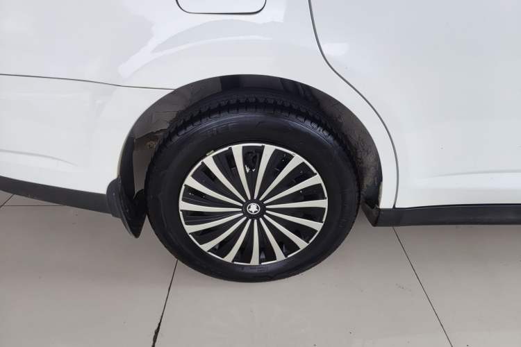 Used Venucia D50 2013 1.6L Automatic Fashion Edition Right Rear Wheel Hub