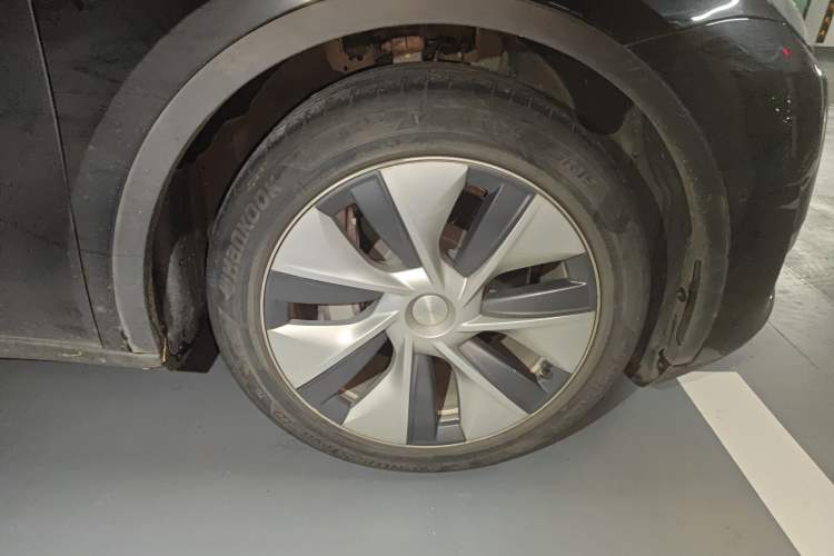 Used Tesla Model Y 2021 Standard Range Rear-Wheel Drive Version Right Front Wheel Hub