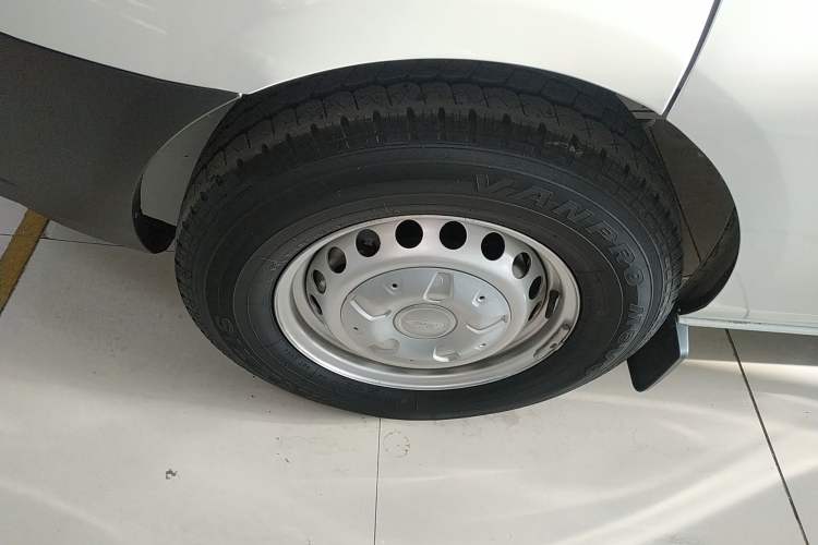 Used Ford Transit 2019 2.0T Diesel Multi-Purpose Commercial Vehicle Mid-Drive Mid-Roof 6-Seater China VI Standard