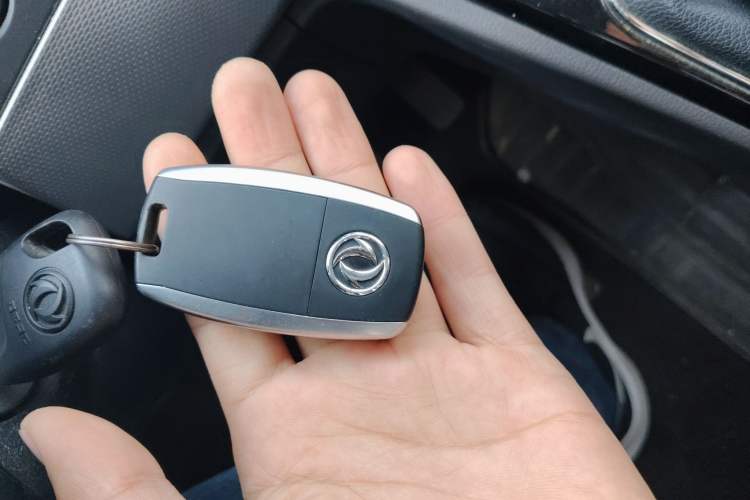 Used Dongfeng Yufeng Yufeng 2023 V9+ 2.0T Manual Front-Wheel-Drive Multi-Function Mid-Roof Van with 7/8/9 Seats
