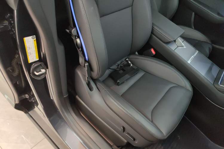 Used Tesla Model Y 2025 Long-Range All-Wheel-Drive Version