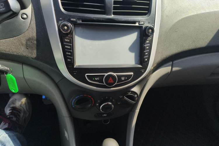 Used Hyundai Verna (older generation) 2010 Sedan 1.4L Automatic Comfort Model GS Audio And AC Panel