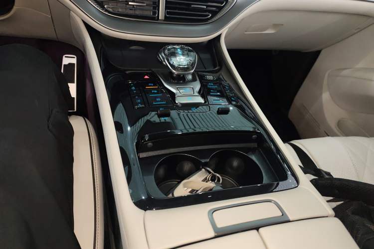 Used Denza D9 2024 DM-i 980 Four-Wheel Drive Flagship Model