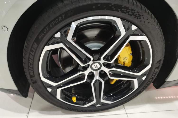 Used Xiaomi Auto SU7 2024 Four-Wheel Drive Ultra-Long Range Advanced Intelligent Driving Max Edition