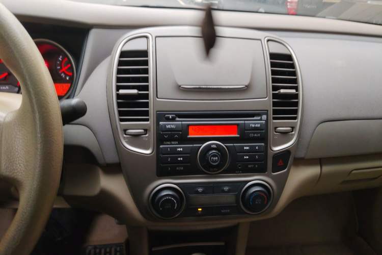 Used Nissan Sylphy 2012 Classic 1.6XE Automatic Comfort Edition Audio And AC Panel