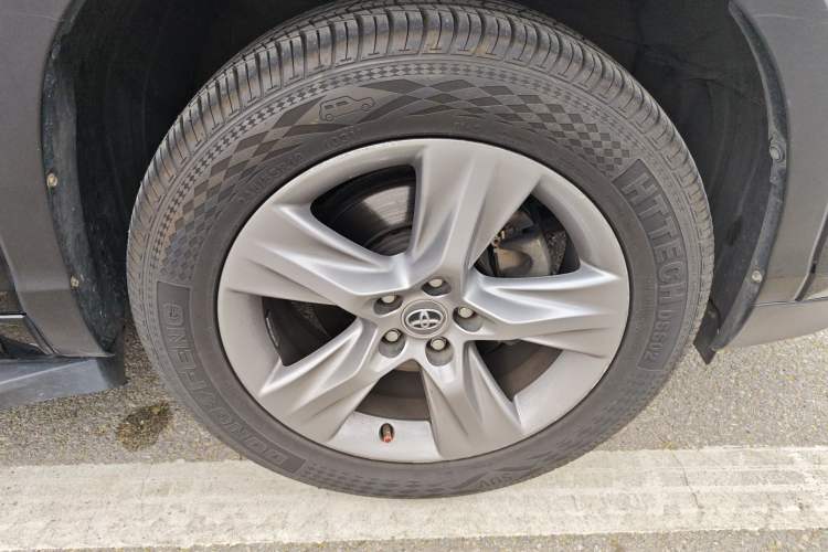 Used Toyota Highlander 2015 2.0T Four-Wheel Drive Luxury Edition 7-Seater Right Front Wheel Hub