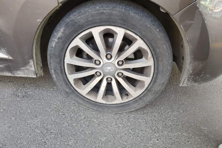 Used Huasong 7 2015 2.0T Automatic Luxury Model Right Front Wheel Hub