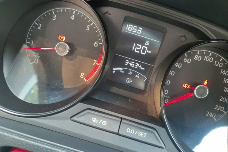 Used Volkswagen Lavida 2015 1.6L Manual Fashion Edition Odometer Close Up