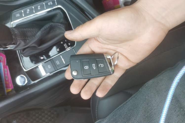 Used Volkswagen Tiguan L 2020 330TSI Automatic Two-Wheel Drive Smart Luxury Edition China VI Standard Vehicle Key