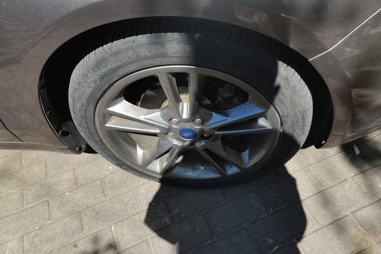 Used Ford Mondeo 2013 2.0L GTDi240 Luxury Sport Model Right Front Wheel Hub