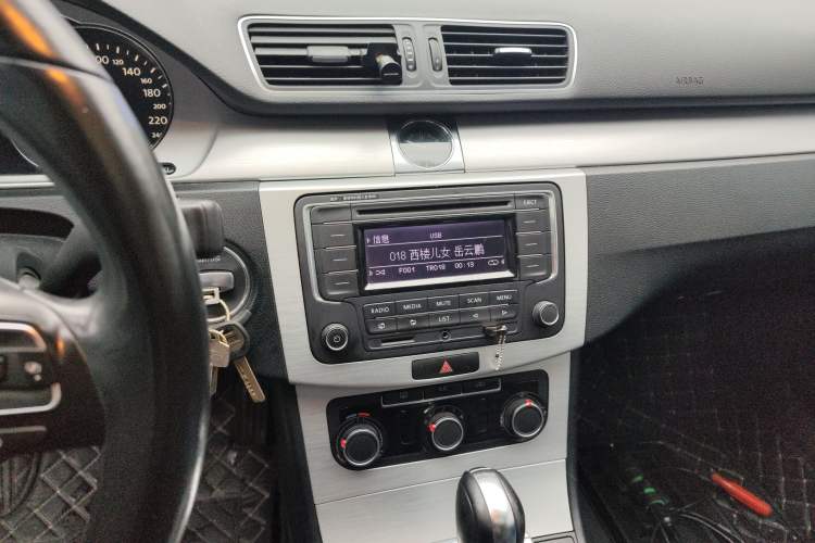 Used Volkswagen Magotan 2013 1.8TSI Premier Model Audio And AC Panel