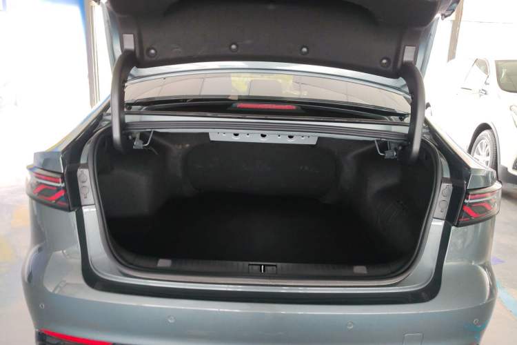 Used Fengyun A8L 2025 1.5 TGDI 145 km Luxury Version Trunk