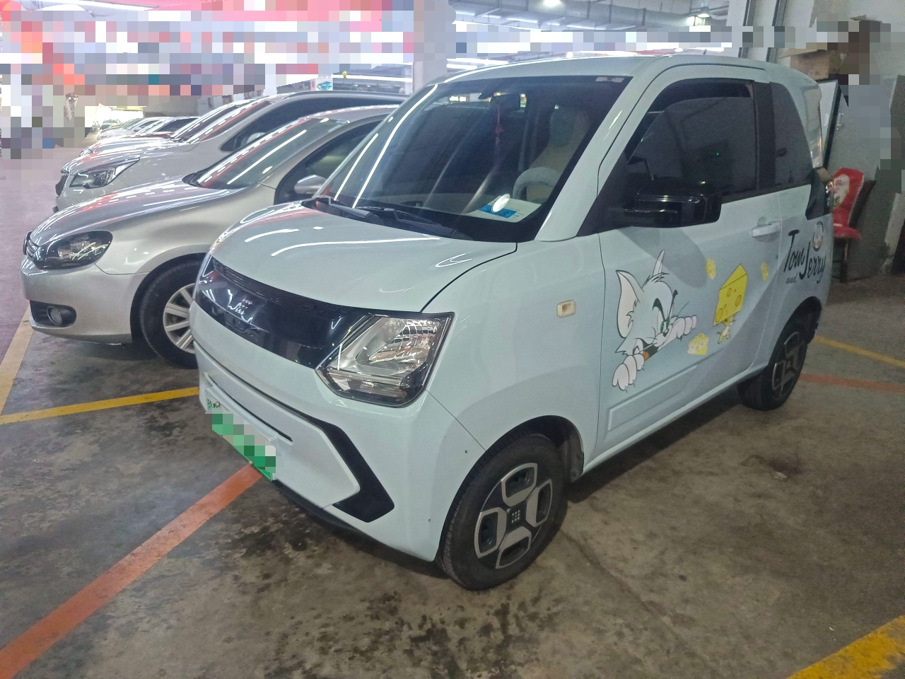 Под передней частью автомобиля