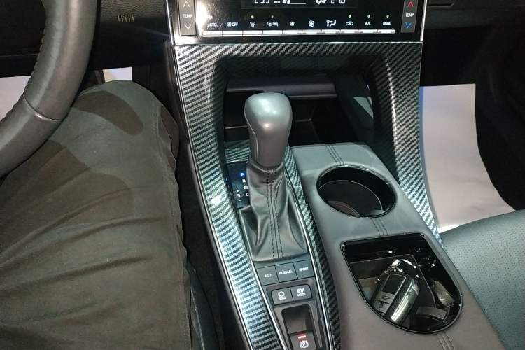 Used Toyota Avalon 2019 Dual-Engine 2.5L Luxury Edition China VI Standard Gear Lever