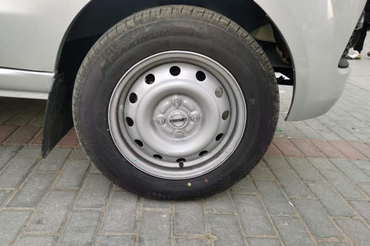 Used Jinbei Hiace X30 2023 1.5L Super-Comfortable Passenger Van 5/6/7-Seater Non-Air-Conditioned Version Model SWC15M