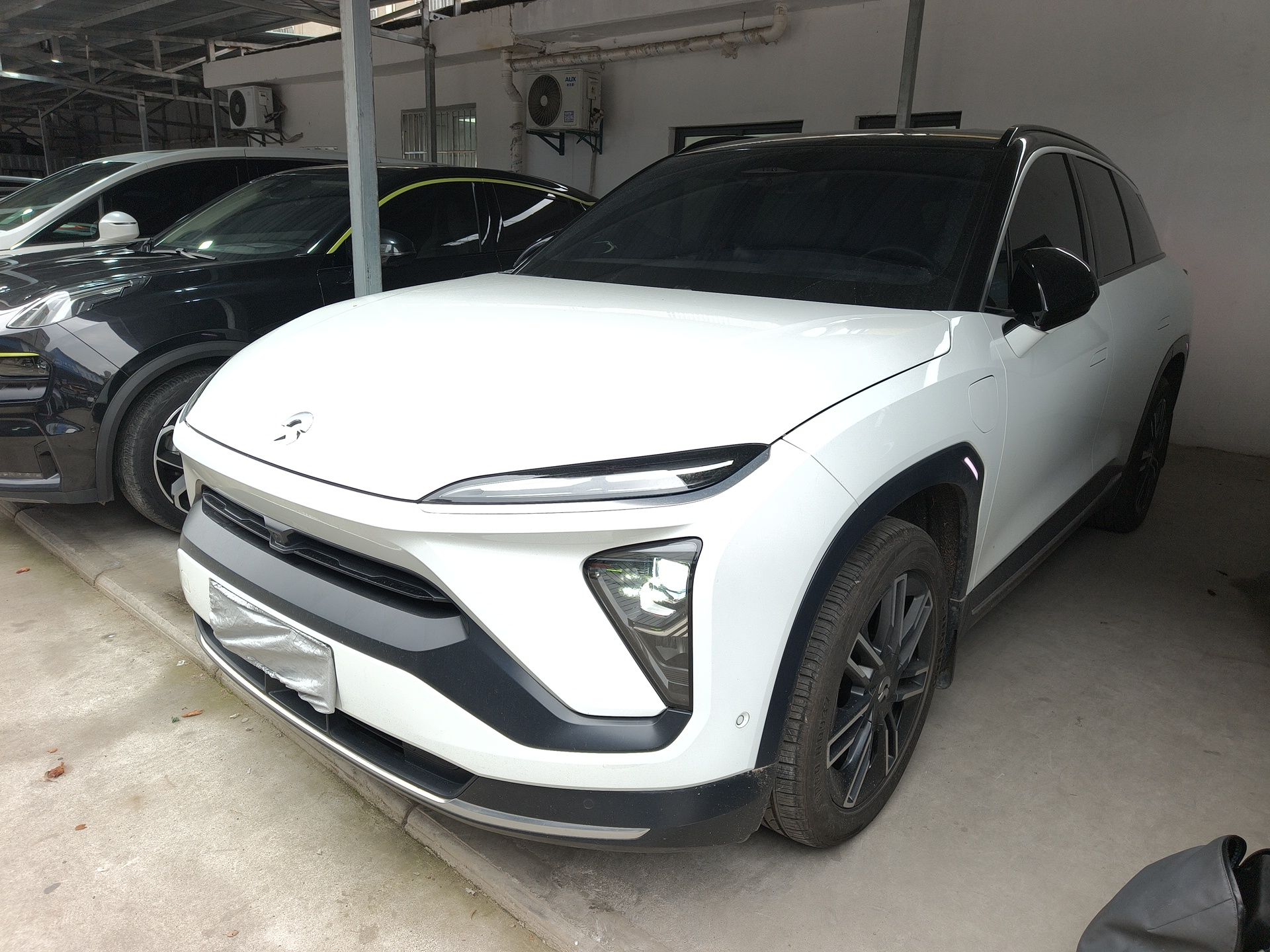 Под передней частью автомобиля