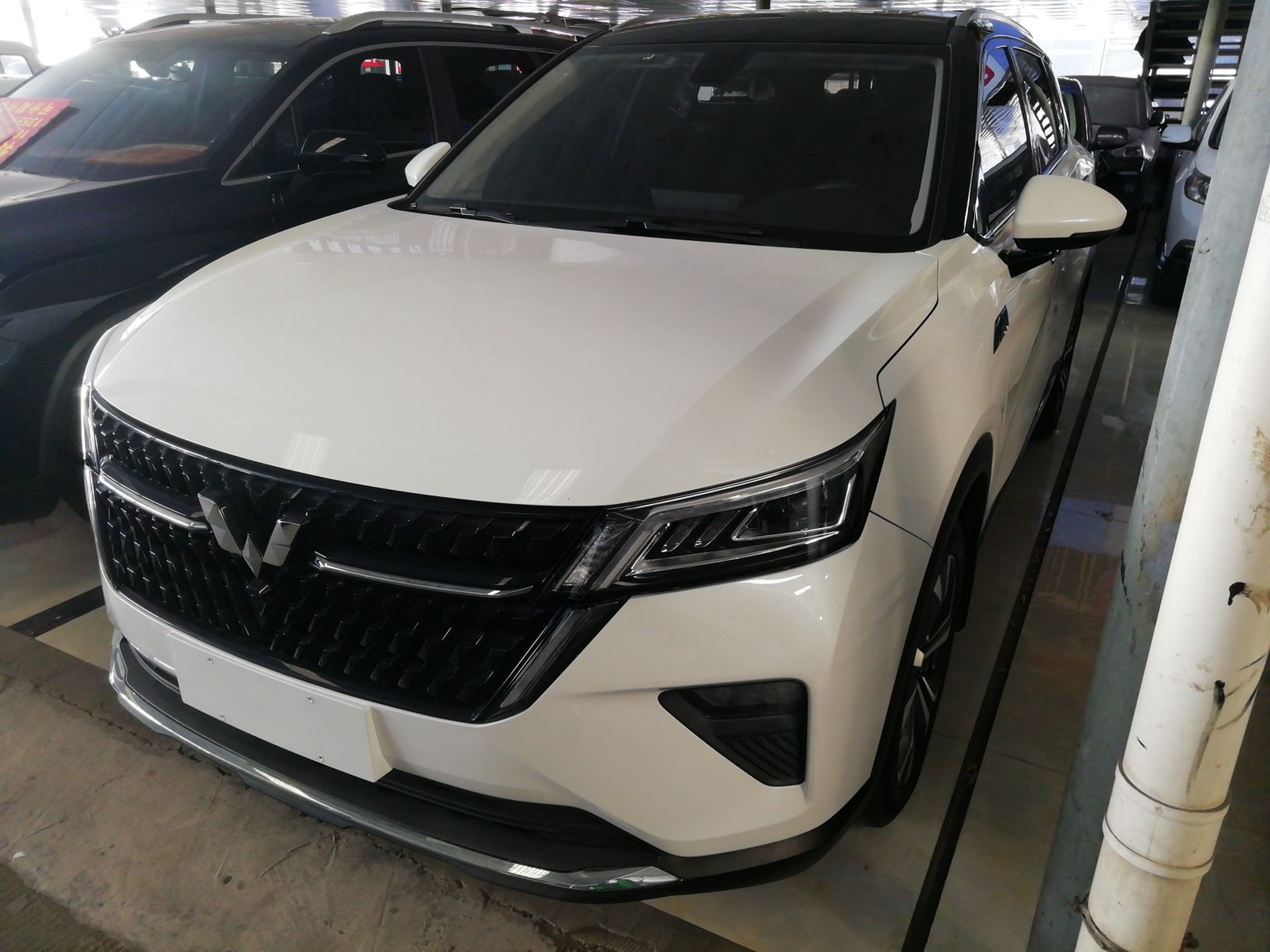 تحت مقدمة السيارة