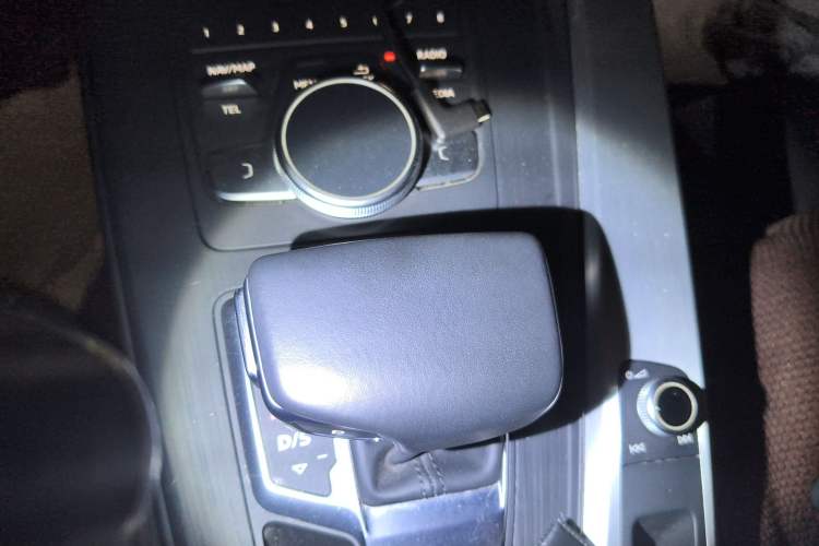 Used Audi A4L 2019 40 TFSI Fashion Edition China VI Emission Standard Gear Lever