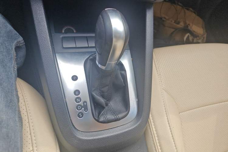Used Volkswagen Sagitar 2014 1.6L Automatic Comfort Model Gear Lever