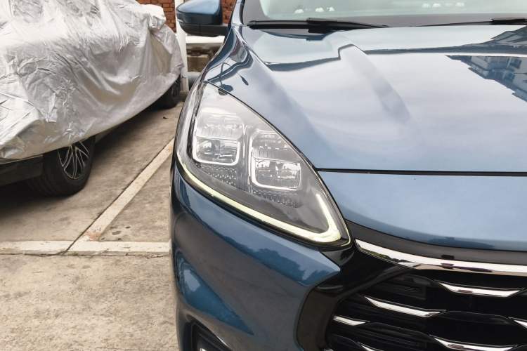 Used Ford Escape 2020 EcoBoost 245 Four-Wheel Drive Luxury Edition Right Front Headlight