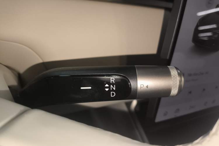 Used ONVO Luxeed L90 2025 Model—Ultra Six-Seater Version Gear Lever