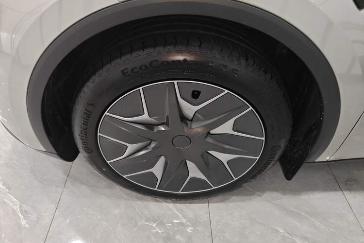 Used Tesla Model Y L 2025 Model Long-Range All-Wheel-Drive Version
