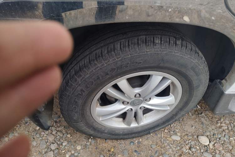 Used Huatai Santa Fe Classic 2012 2.0L Gasoline Manual Two-Wheel Drive with Sunroof Right Front Wheel Hub