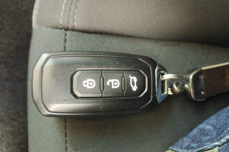 Used JMC Fushun 2023 2.0T Automatic Short-Wheelbase Low-Roof Commercial & Multi-Purpose Passenger Vehicle 6-Seater with Dual-Opening Tailgate Interior 1