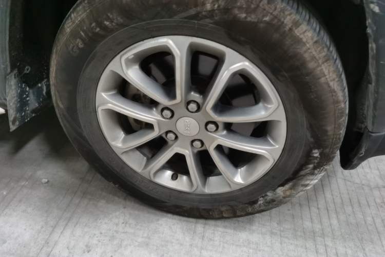 Used Jeep Grand Cherokee 2014 3.0TD Diesel Comfort Navigation Version Right Front Wheel Hub