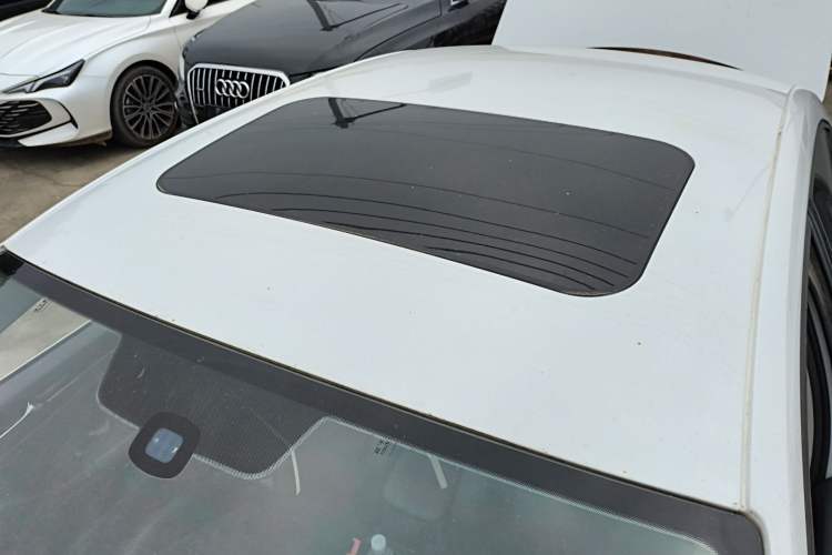 Used Volkswagen Sagitar 2015 230TSI Automatic Luxury Model Roof