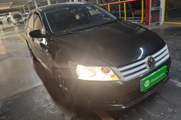 Used Volkswagen Santana 2015 1.6L Manual Fashion Edition Front Right 45 Deg