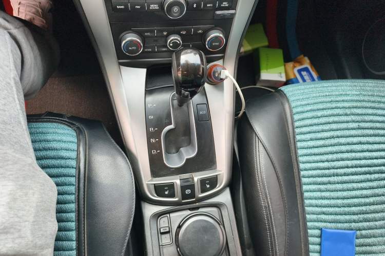 Used Chevrolet Captiva 2017 2.4L 4x4 Flagship Edition 7-Seater Gear Lever