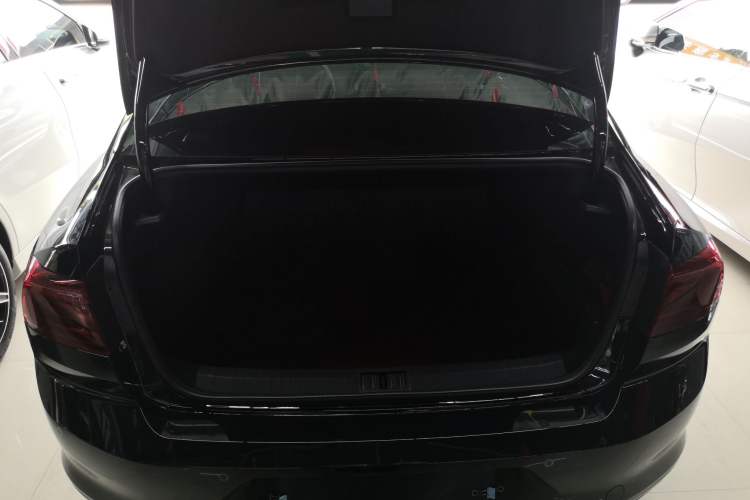 Used Volkswagen Magotan 2025 Revised Version Zhongxiang Edition 330TSI DSG Luxury Trim
